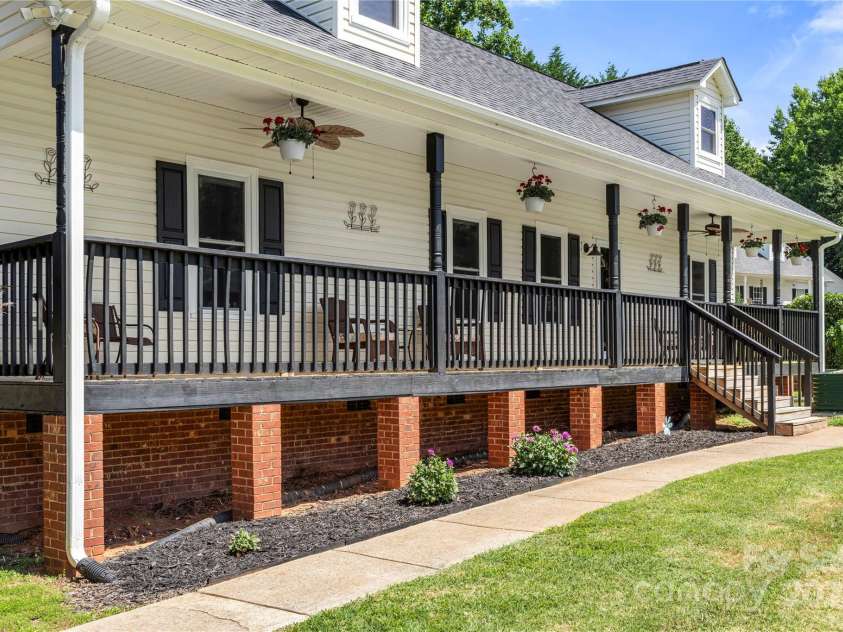 814 Carved Oak Court, York, SC 29745.  MLS# CAR4272954, YatesRealty ID 24204. 