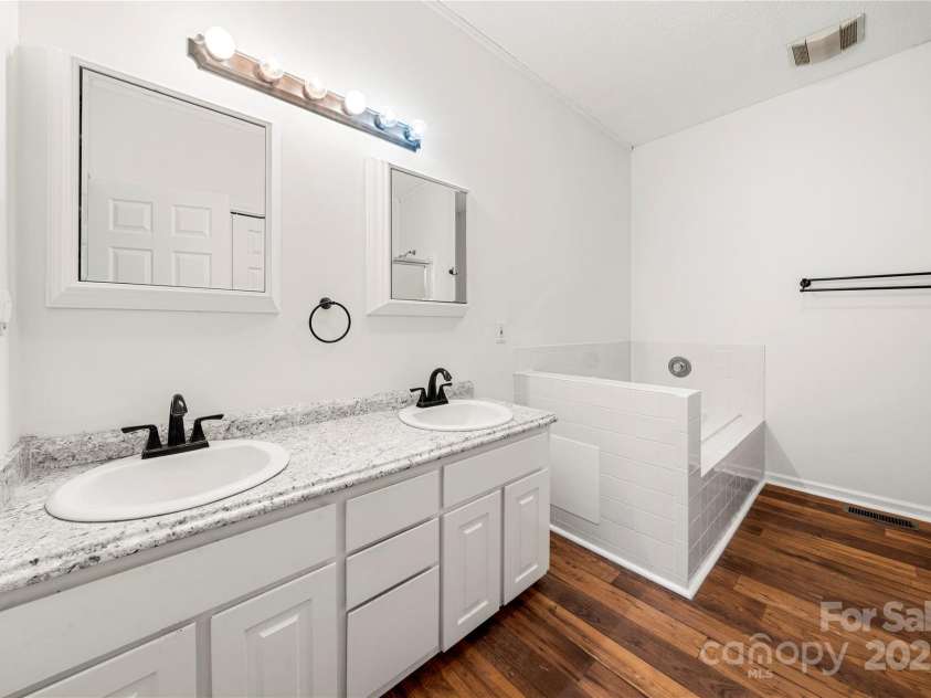 814 Carved Oak Court, York, SC 29745.  MLS# CAR4272954, YatesRealty ID 24204. 