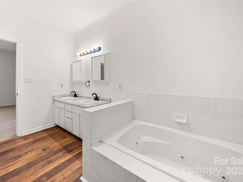 814 Carved Oak Court, York, SC 29745.  MLS# CAR4272954, YatesRealty ID 24204. 