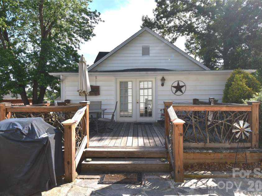 212 Sharon Avenue, Lenoir, NC 28645.  MLS# CAR4384971, YatesRealty ID 24205. 