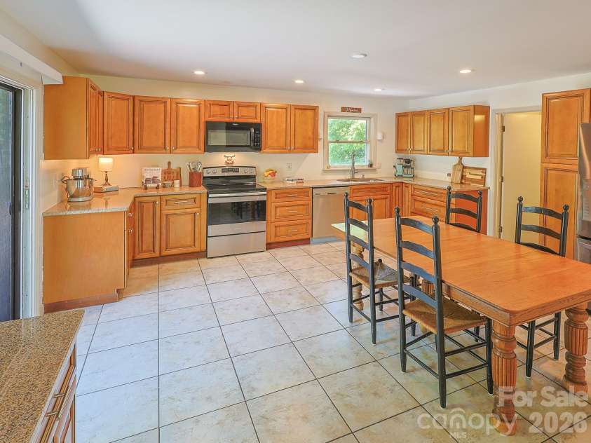 378 Dillingham Circle, Asheville, NC 28805.  MLS# CAR4383146, YatesRealty ID 24209. 