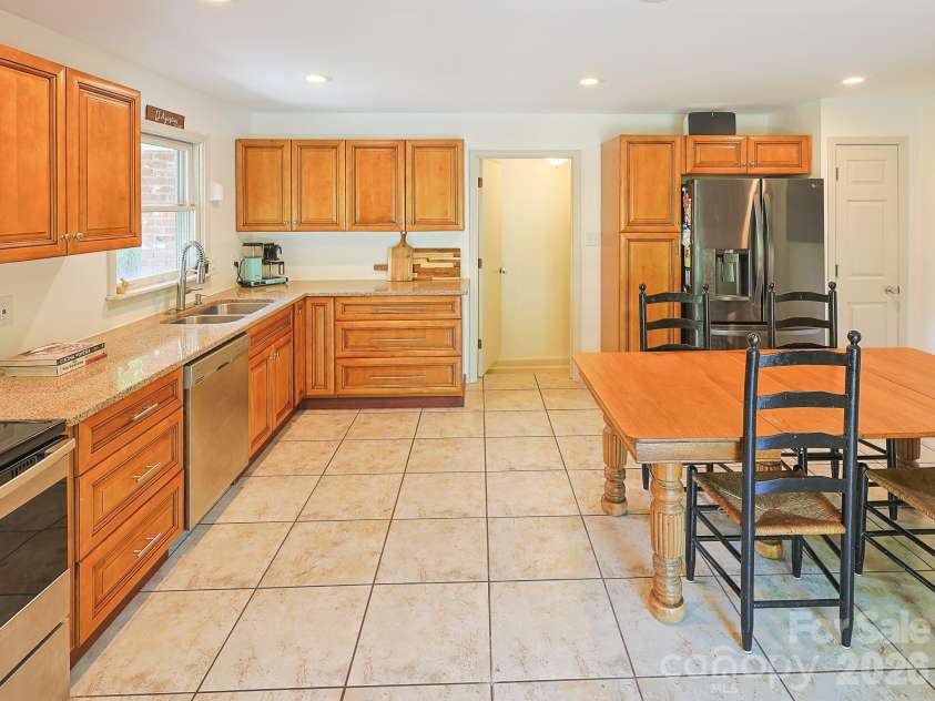 378 Dillingham Circle, Asheville, NC 28805.  MLS# CAR4383146, YatesRealty ID 24209. 