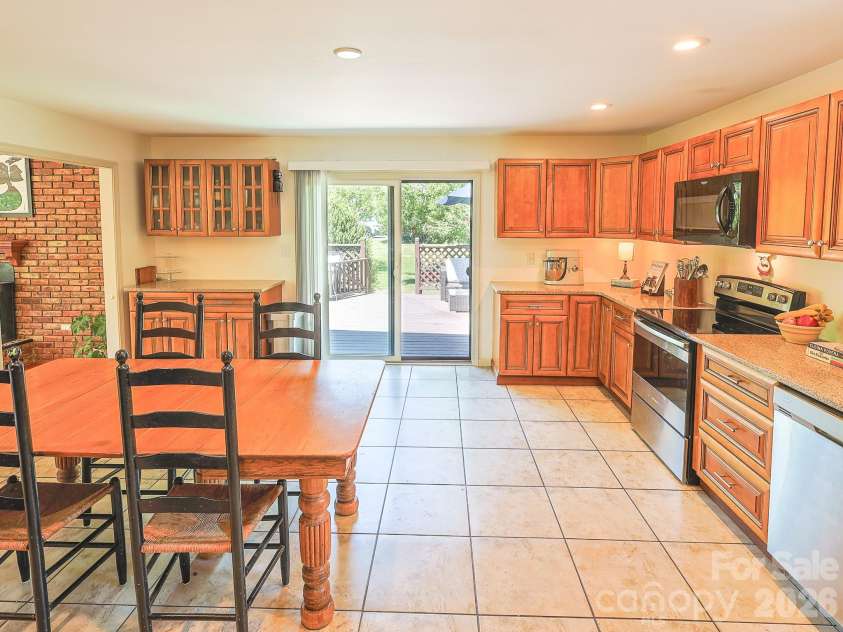 378 Dillingham Circle, Asheville, NC 28805.  MLS# CAR4383146, YatesRealty ID 24209. 