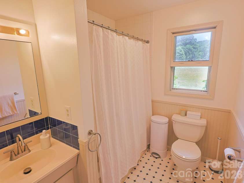 378 Dillingham Circle, Asheville, NC 28805.  MLS# CAR4383146, YatesRealty ID 24209. 