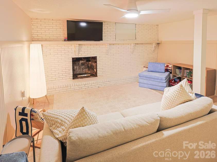 378 Dillingham Circle, Asheville, NC 28805.  MLS# CAR4383146, YatesRealty ID 24209. 