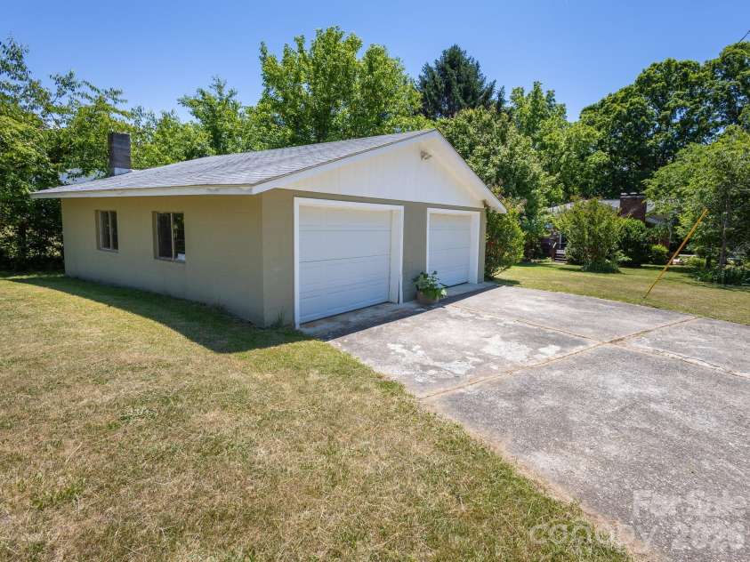 378 Dillingham Circle, Asheville, NC 28805.  MLS# CAR4383146, YatesRealty ID 24209. 