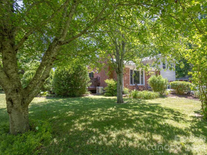 378 Dillingham Circle, Asheville, NC 28805.  MLS# CAR4383146, YatesRealty ID 24209. 