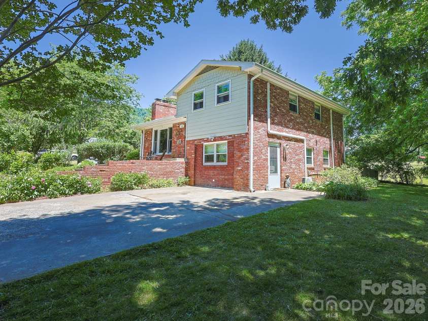 378 Dillingham Circle, Asheville, NC 28805.  MLS# CAR4383146, YatesRealty ID 24209. 