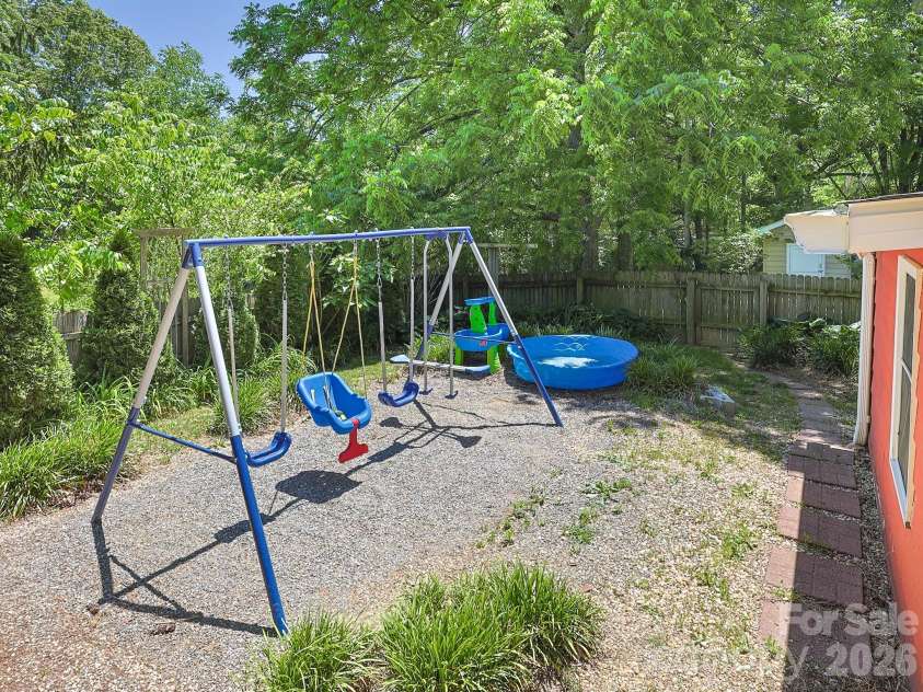 378 Dillingham Circle, Asheville, NC 28805.  MLS# CAR4383146, YatesRealty ID 24209. 