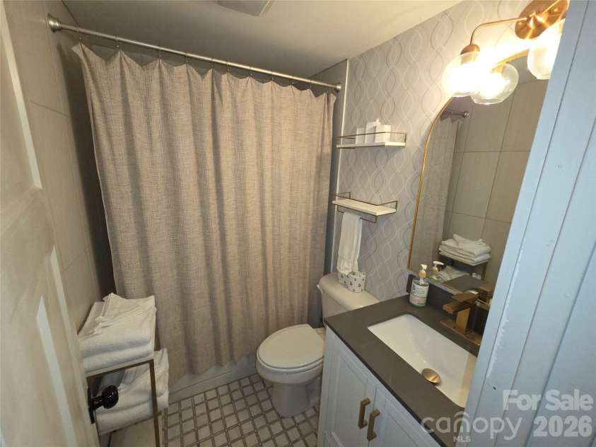 108 Northridge Road, Banner Elk, NC 28604.  MLS# CAR4351937, YatesRealty ID 2421. Bathroom