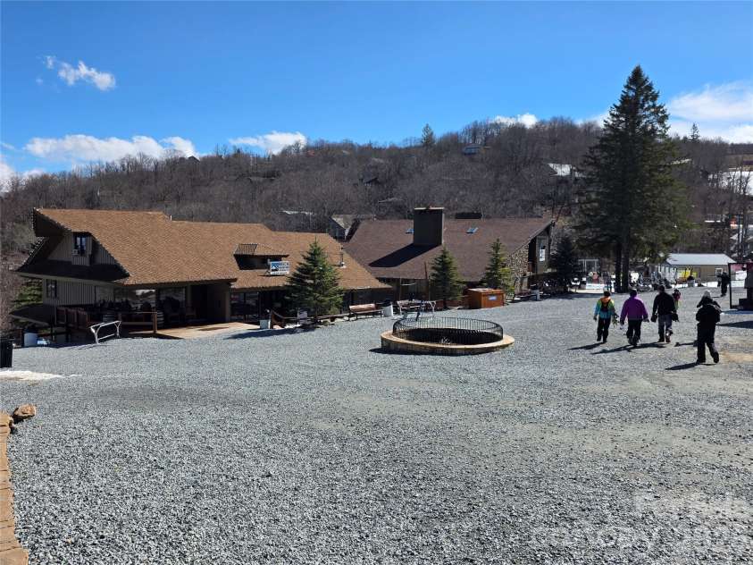 108 Northridge Road, Banner Elk, NC 28604.  MLS# CAR4351937, YatesRealty ID 2421. Beach mountain resort
