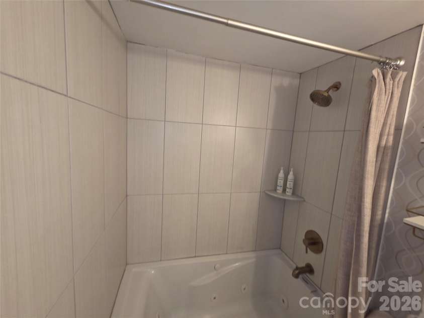 108 Northridge Road, Banner Elk, NC 28604.  MLS# CAR4351937, YatesRealty ID 2421. Tiled shower/bath
