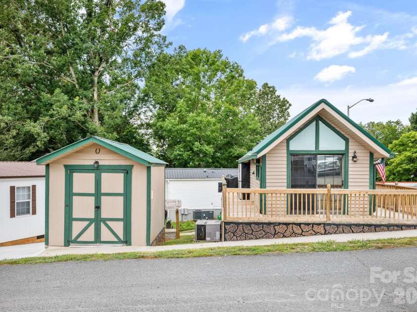 123 Grand View Drive, New London, NC 28127.  MLS# CAR4335956, YatesRealty ID 2421. 