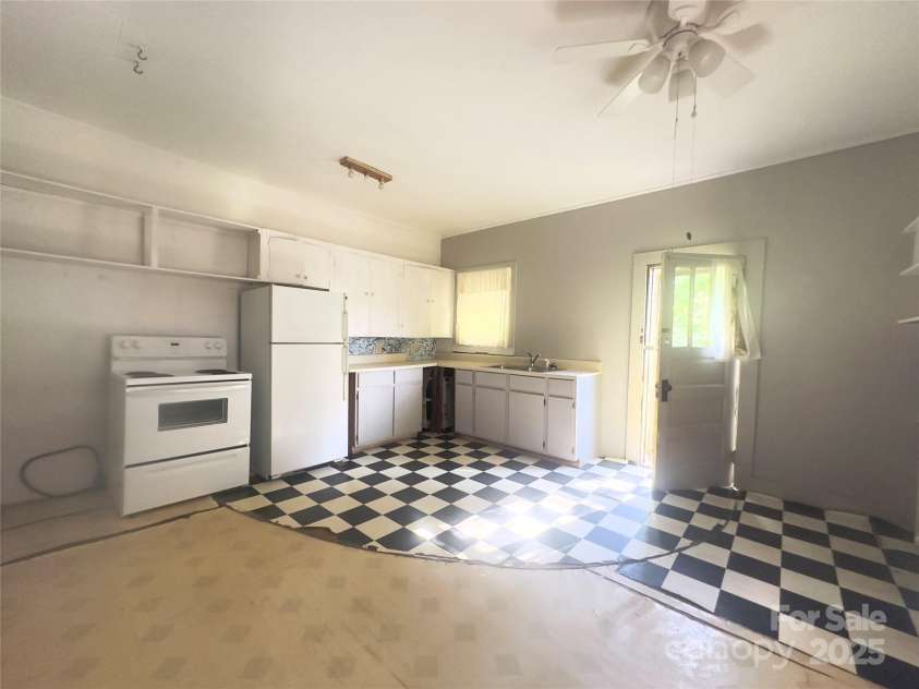 175 Spring Street, Marion, NC 28752.  MLS# CAR4253514, YatesRealty ID 24210. 