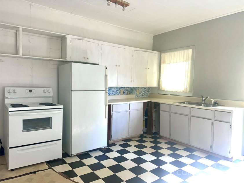 175 Spring Street, Marion, NC 28752.  MLS# CAR4253514, YatesRealty ID 24210. 