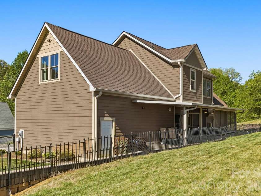 63 Old Spring Drive, Candler, NC 28715.  MLS# CAR4368322, YatesRealty ID 24212. 