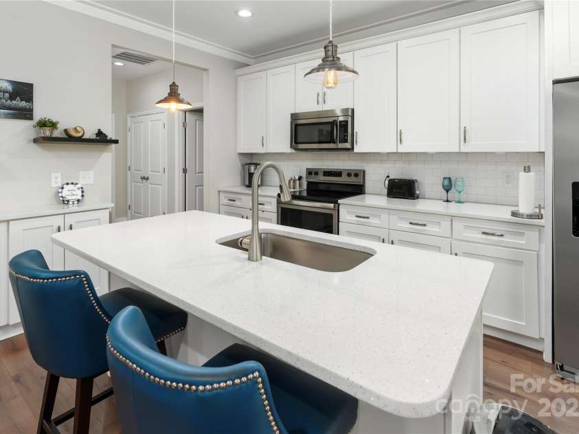 7516 O'Hara Street, Huntersville, NC 28078.  MLS# CAR4273660, YatesRealty ID 24215. Kitchen Island