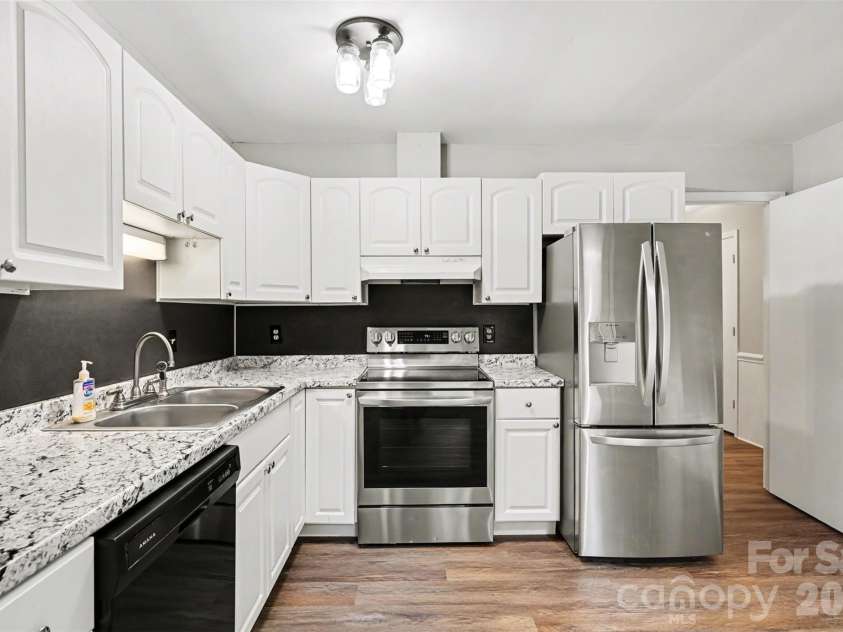 8100 Barncliff Road, Charlotte, NC 28227.  MLS# CAR4372089, YatesRealty ID 24215. 