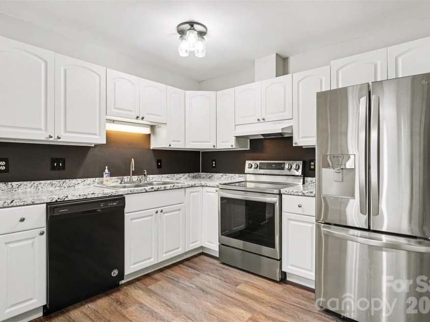 8100 Barncliff Road, Charlotte, NC 28227.  MLS# CAR4372089, YatesRealty ID 24215. 