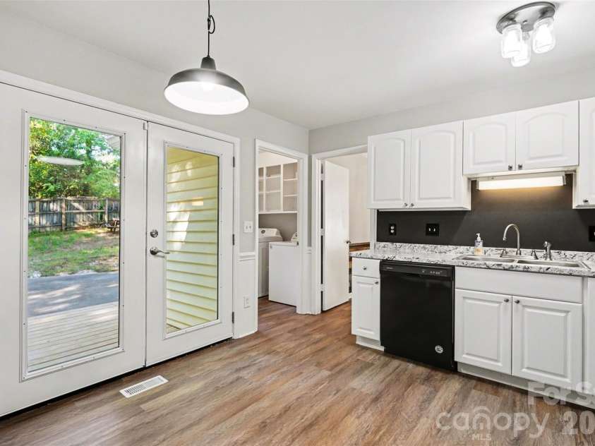 8100 Barncliff Road, Charlotte, NC 28227.  MLS# CAR4372089, YatesRealty ID 24215. 