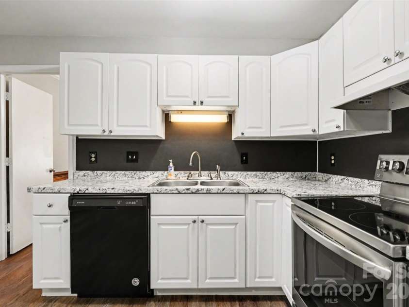 8100 Barncliff Road, Charlotte, NC 28227.  MLS# CAR4372089, YatesRealty ID 24215. 