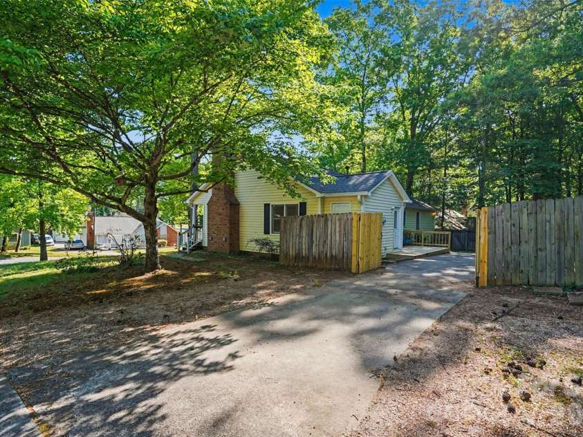 8100 Barncliff Road, Charlotte, NC 28227.  MLS# CAR4372089, YatesRealty ID 24215. 