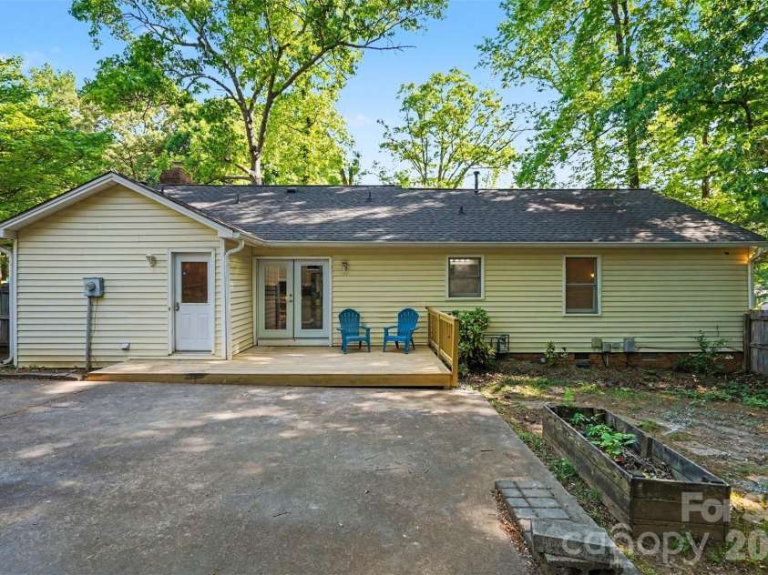 8100 Barncliff Road, Charlotte, NC 28227.  MLS# CAR4372089, YatesRealty ID 24215. 