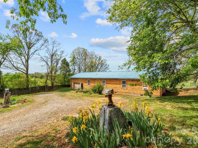 120 Lillie Lane, Marshall, NC 28753.  MLS# CAR4373947, YatesRealty ID 24218. 