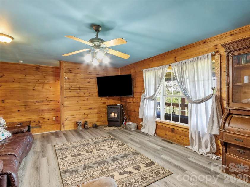 120 Lillie Lane, Marshall, NC 28753.  MLS# CAR4373947, YatesRealty ID 24218. 