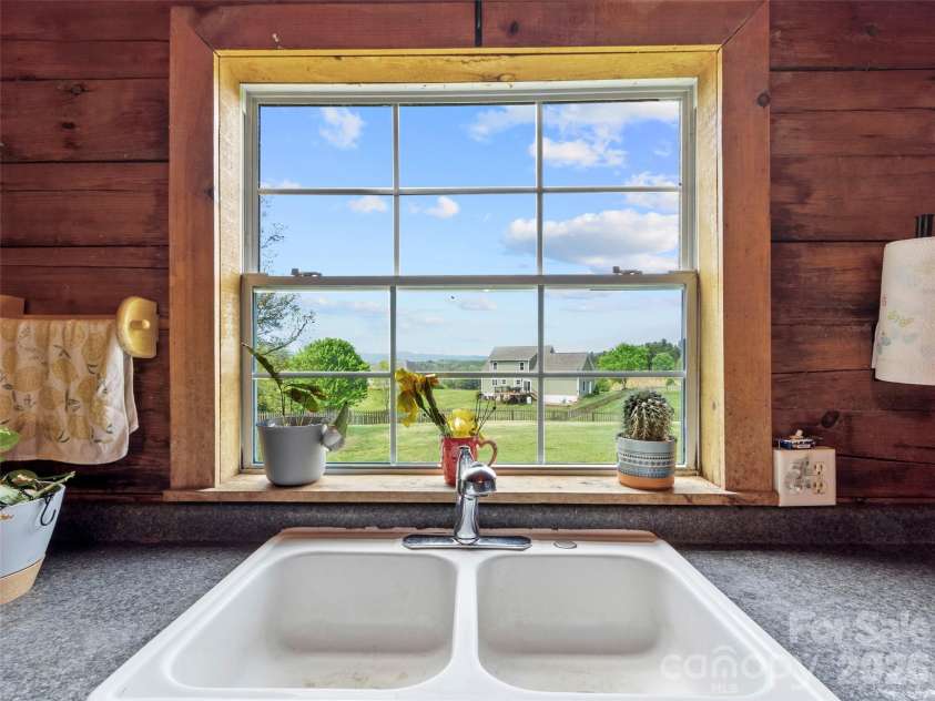 120 Lillie Lane, Marshall, NC 28753.  MLS# CAR4373947, YatesRealty ID 24218. 
