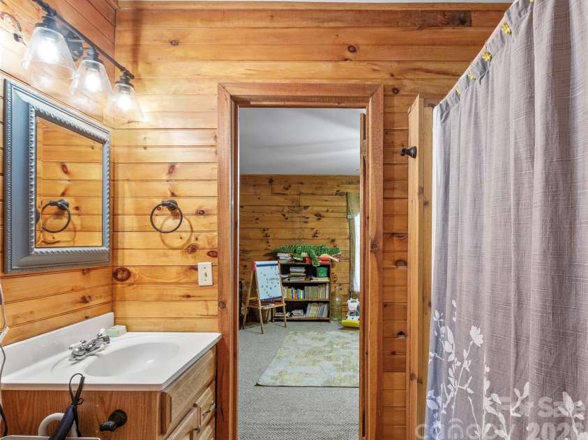 120 Lillie Lane, Marshall, NC 28753.  MLS# CAR4373947, YatesRealty ID 24218. 