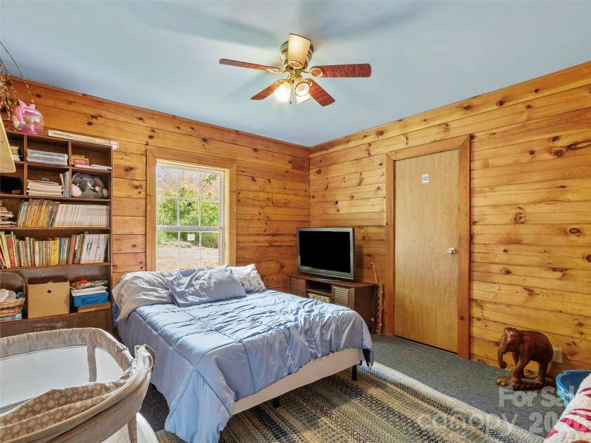 120 Lillie Lane, Marshall, NC 28753.  MLS# CAR4373947, YatesRealty ID 24218. 