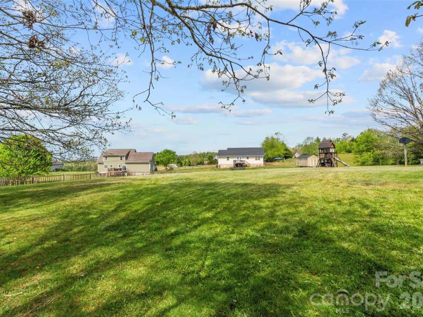 120 Lillie Lane, Marshall, NC 28753.  MLS# CAR4373947, YatesRealty ID 24218. 