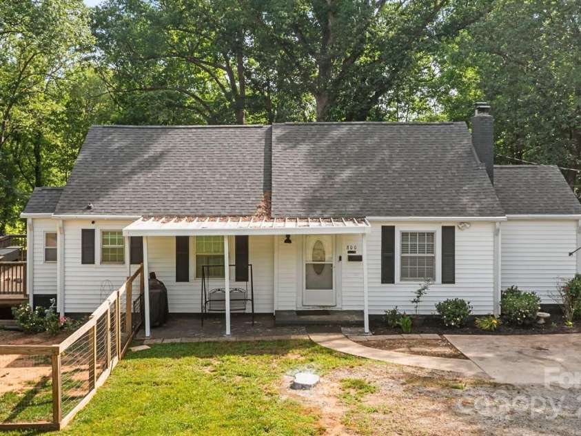 800 Woodlawn Street, Belmont, NC 28012.  MLS# CAR4260667, YatesRealty ID 24219. 