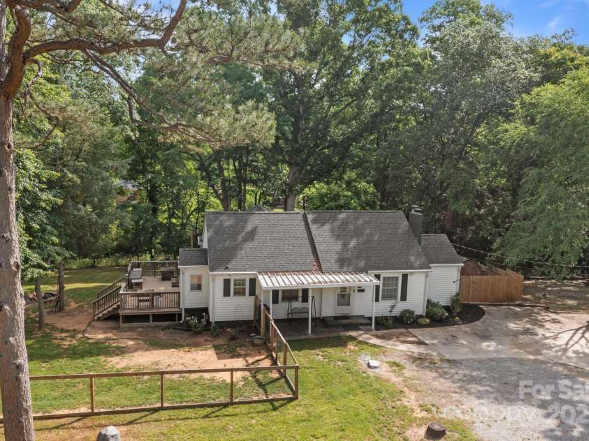 800 Woodlawn Street, Belmont, NC 28012.  MLS# CAR4260667, YatesRealty ID 24219. 