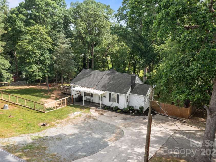 800 Woodlawn Street, Belmont, NC 28012.  MLS# CAR4260667, YatesRealty ID 24219. 