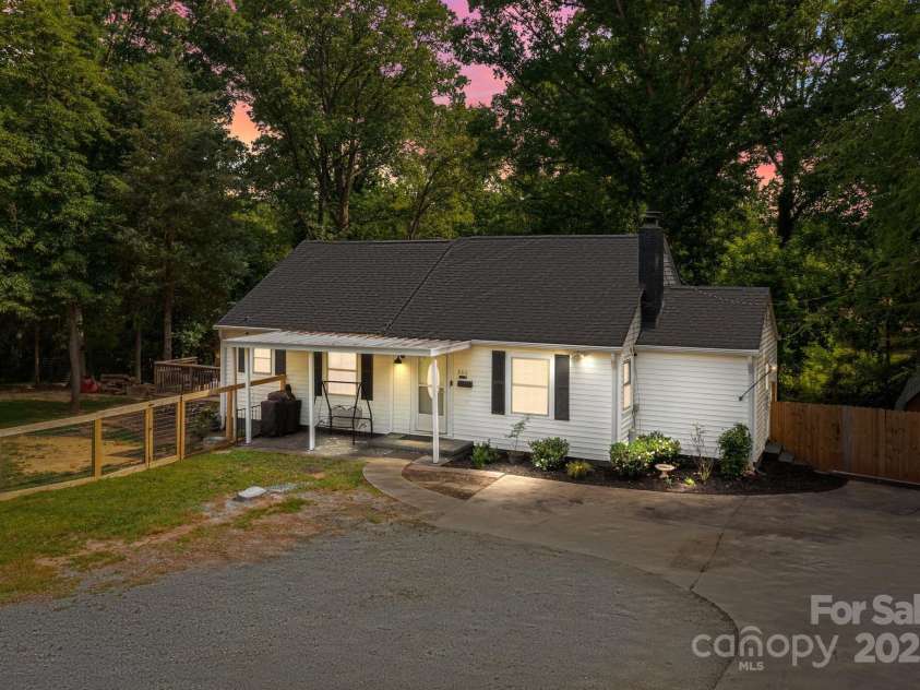 800 Woodlawn Street, Belmont, NC 28012.  MLS# CAR4260667, YatesRealty ID 24219. 