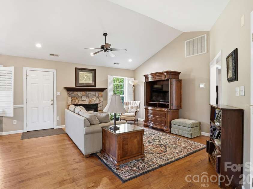 7224 Swans Run Road, Charlotte, NC 28226.  MLS# CAR4370419, YatesRealty ID 24226. 