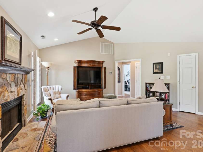 7224 Swans Run Road, Charlotte, NC 28226.  MLS# CAR4370419, YatesRealty ID 24226. 