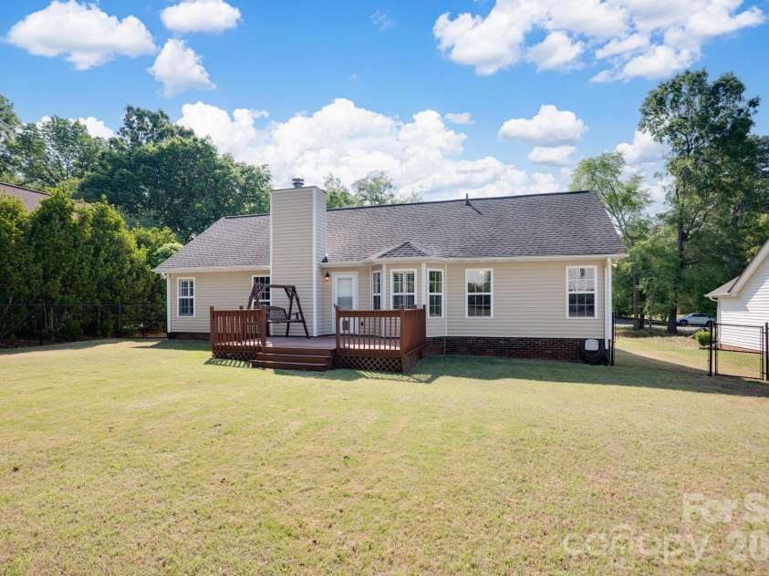 7224 Swans Run Road, Charlotte, NC 28226.  MLS# CAR4370419, YatesRealty ID 24226. 