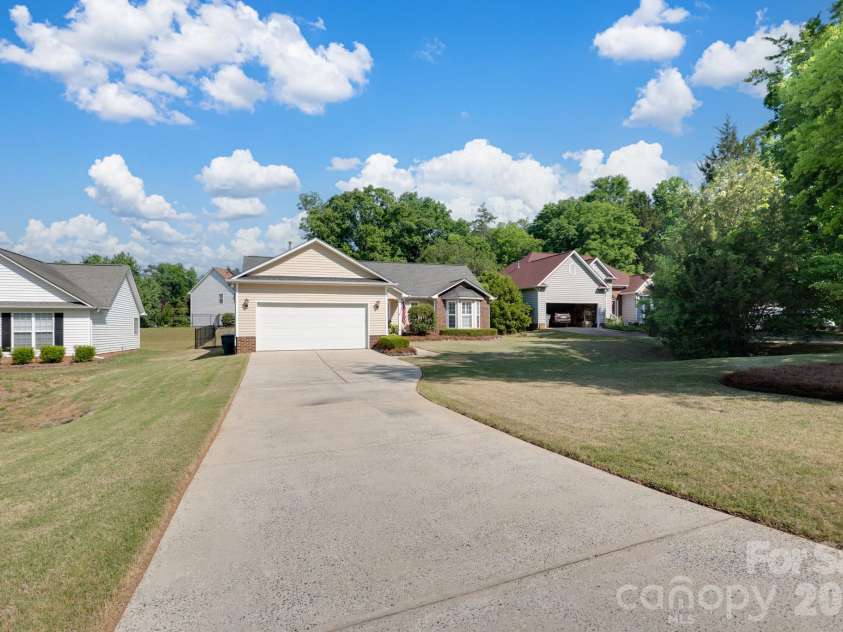7224 Swans Run Road, Charlotte, NC 28226.  MLS# CAR4370419, YatesRealty ID 24226. 