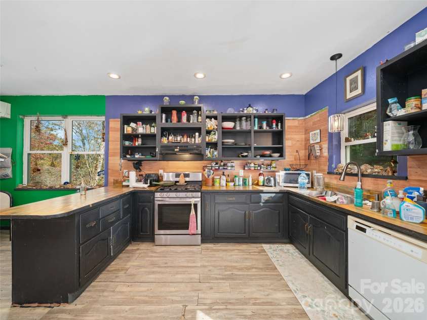 219 Raven Rock Lane, Burnsville, NC 28714.  MLS# CAR4370533, YatesRealty ID 24229. 