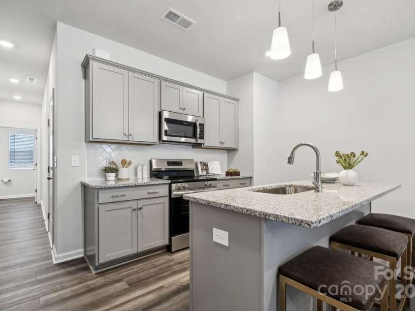 2950 Sloan Drive, Charlotte, NC 28208.  MLS# CAR4328078, YatesRealty ID 2423. 