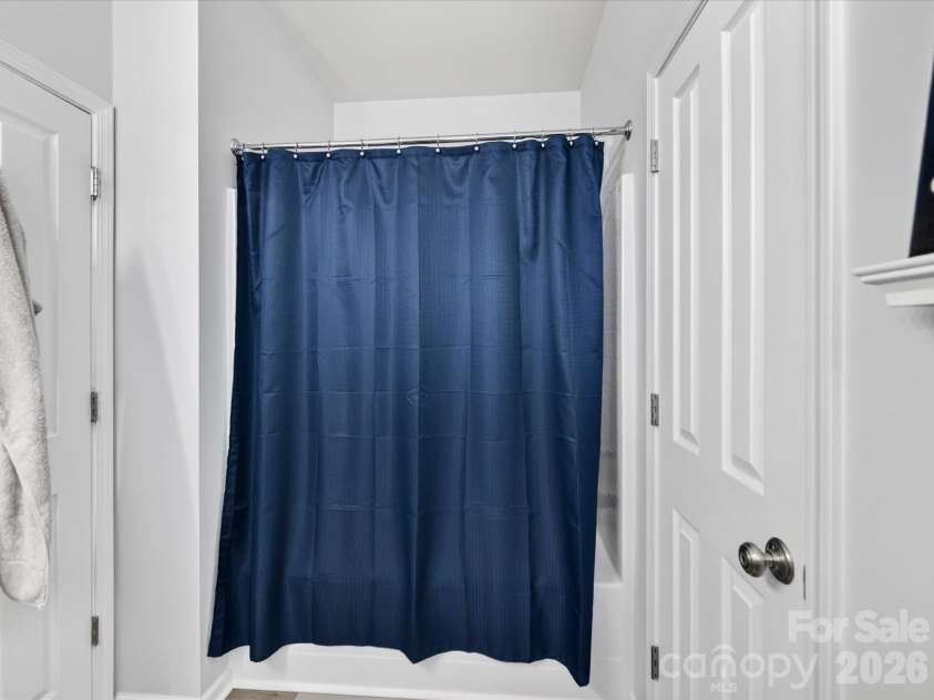 15224 Waterfront Drive, Huntersville, NC 28078.  MLS# CAR4374936, YatesRealty ID 24231. Bright and functional primary bathroom featuring a spacious vanity with ample storage, large mirror, and a tub/shower combination for everyday convenience.