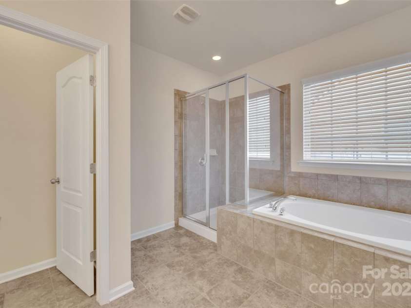 12724 Hunting Birds Lane, Charlotte, NC 28278.  MLS# CAR4232351, YatesRealty ID 24232. 