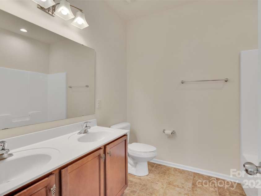 12724 Hunting Birds Lane, Charlotte, NC 28278.  MLS# CAR4232351, YatesRealty ID 24232. 