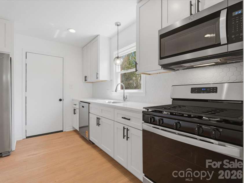 4946 Morgan Street, Charlotte, NC 28208.  MLS# CAR4361415, YatesRealty ID 24232. Gorgeous new kitchen!!! 