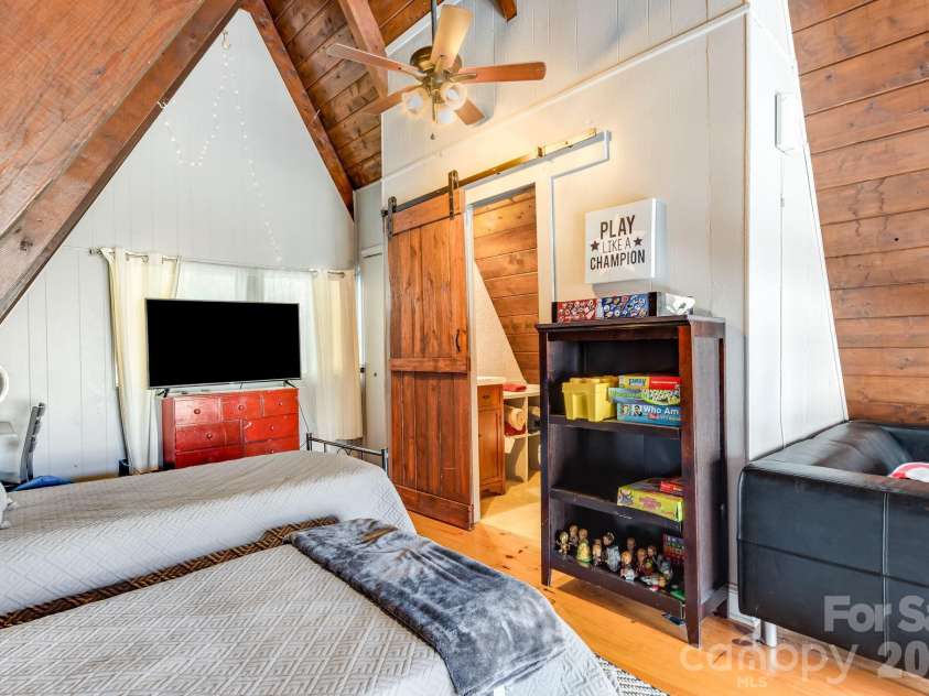 422 Glenaire Drive, Mars Hill, NC 28754.  MLS# CAR4353964, YatesRealty ID 24233. 