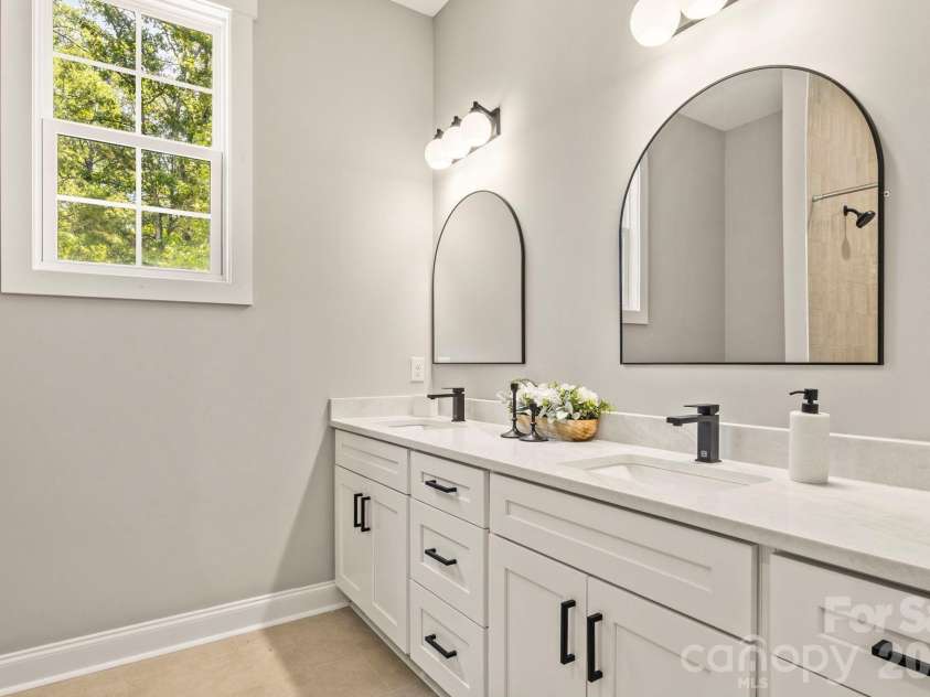 436 Riddle Mill Road, Clover, SC 29710.  MLS# CAR4361598, YatesRealty ID 24234. Secondary Bathroom