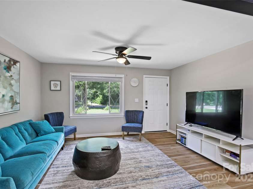 412 Capps Hill Mine Road, Charlotte, NC 28216.  MLS# CAR4276837, YatesRealty ID 24238. 